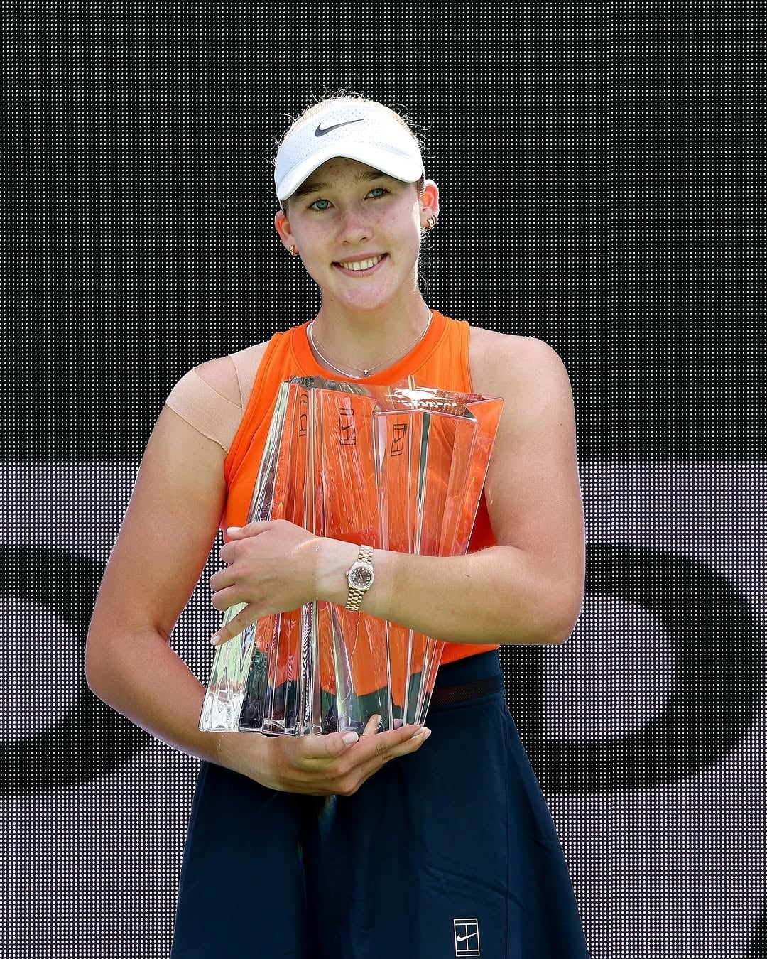 Porno deo qiz dostlari pul uchun ozlarini berdi